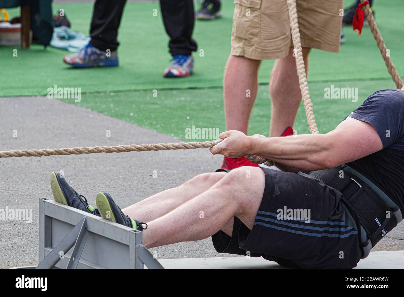 Melitopol, Ukraine, Datum 27. Mai 2017, Athlete zieht den Lastwagen am Seil, 2. Meisterschaft der Ukraine im Machtextrem Stockfoto
