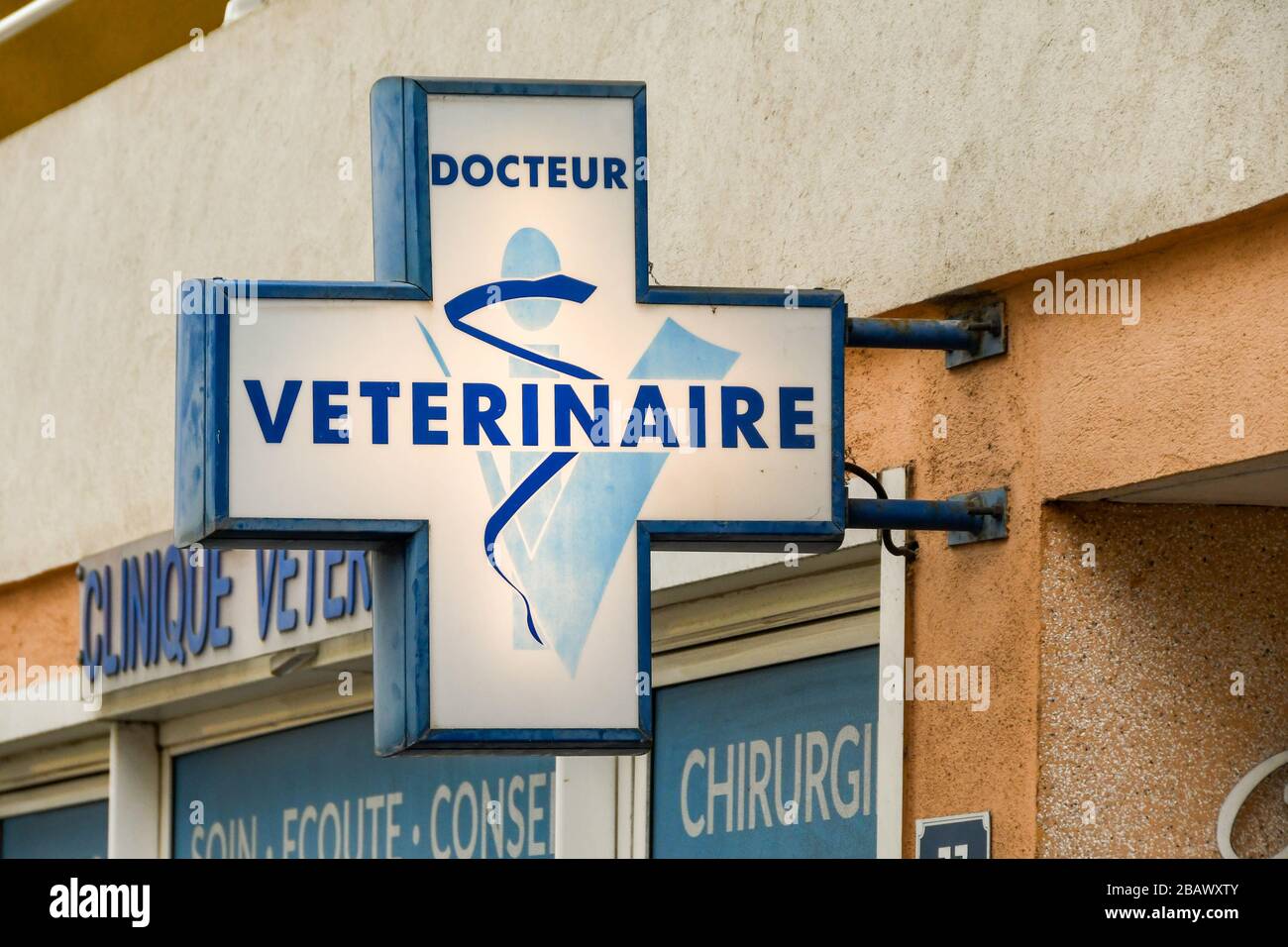 SAN RAPHAEL - APRIL 2019: Leuchtendes Schild außerhalb einer Tierarztpraxis in San Raphael an der französischen Riviera. Stockfoto