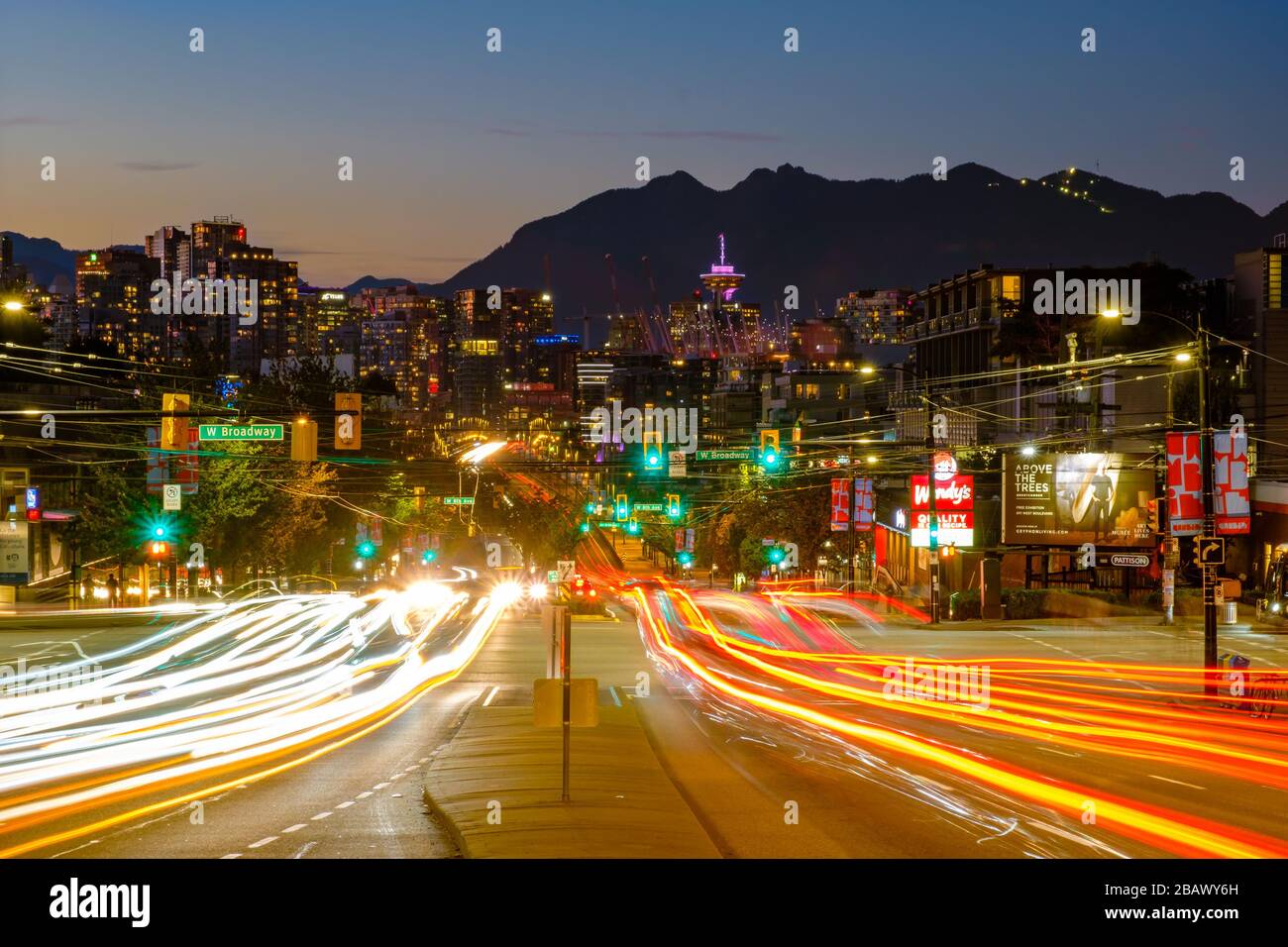 Auto leuchtet während des abendlichen Hauptverkehrszeit in Vancouver, British Columbia, Kanada Stockfoto