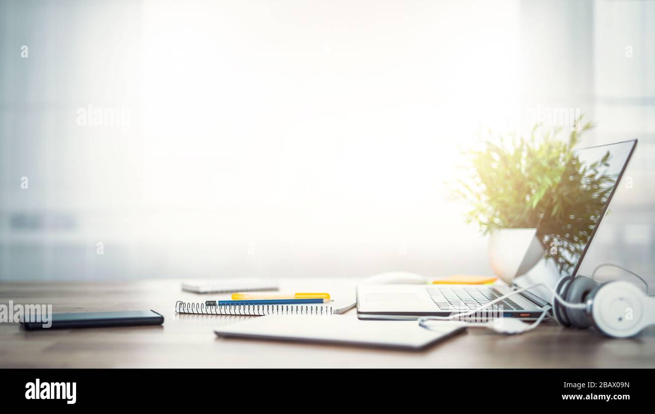 Büroarbeitsplatz mit Laptop, Notebook und Smartphone am Schreibtisch. Hintergrund, Kopierraumkonzept. Stockfoto