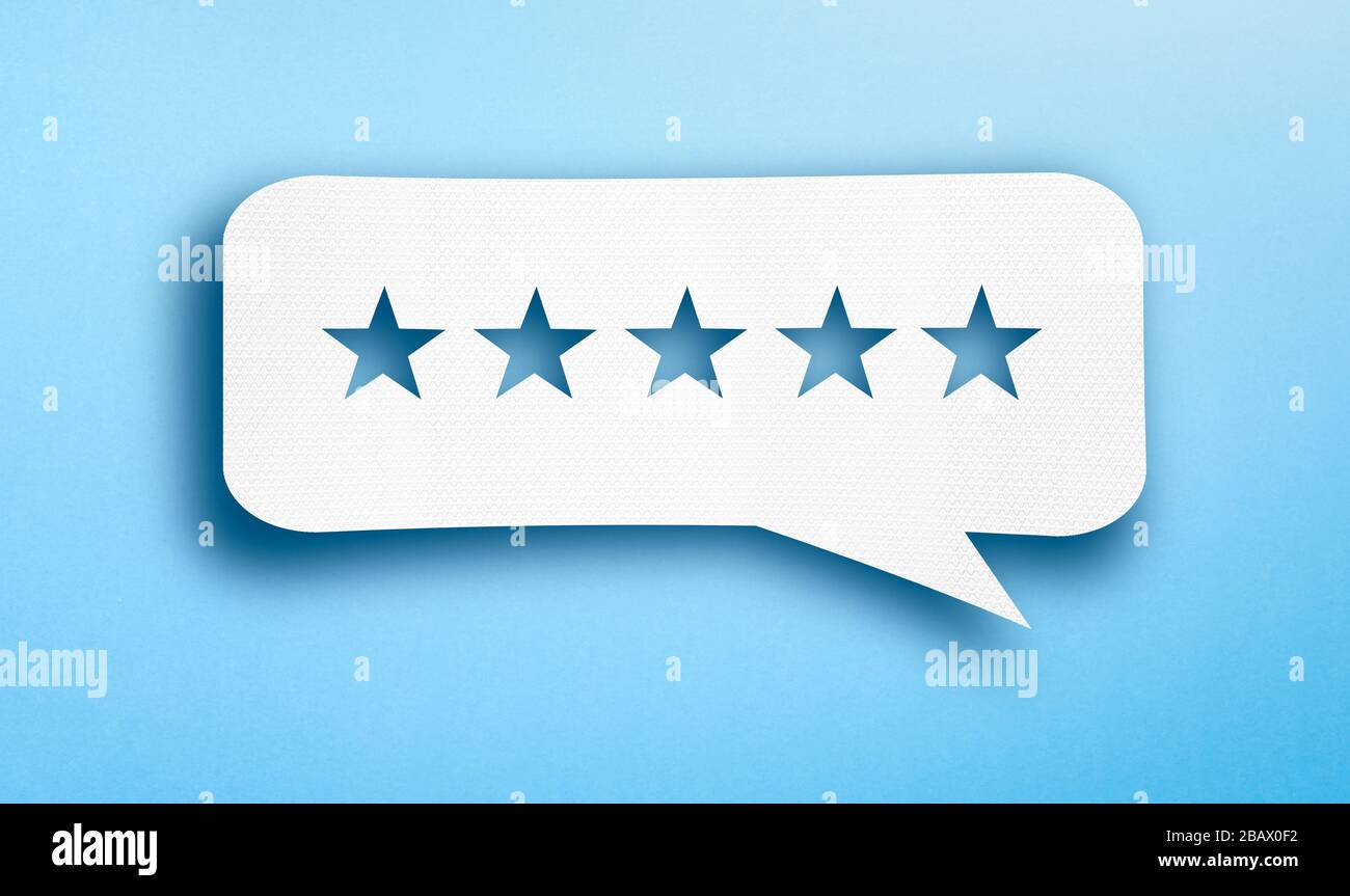 Sprechblase mit ausgeschnittenen Sternen im Papier. Feedback, Rate, Zufriedenheit Kunden- und Benutzerkonzept. Stockfoto