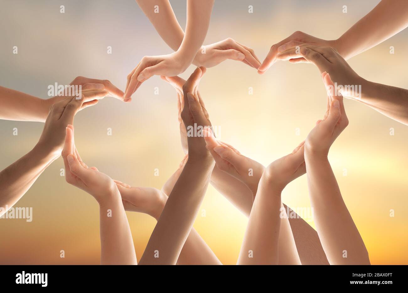 Symbol und Form des Herzens entstanden aus Händen.Das Konzept der Einheit, Zusammenarbeit, Partnerschaft, Teamarbeit und Nächstenliebe. Stockfoto