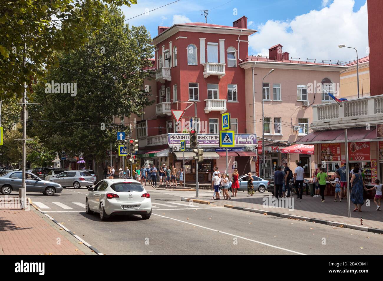 TUAPSE, RUSSLAND-CIRCA JUL, 2018: Kreuzung mit Ampel auf Karl-Marx-Straße. Diese Straße hat eine berühmte Gasse mit Platanen. Es ist eine von cen Stockfoto