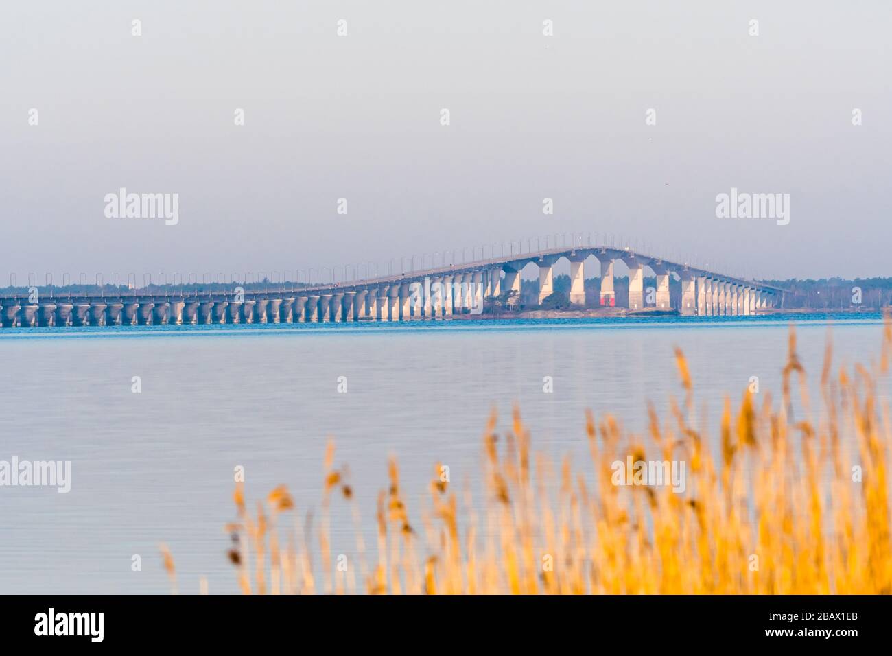 Die schwedische Oland-Brücke bei Sonnenschein am Morgen - verbindet die Insel Oland mit dem schwedischen Festland Stockfoto
