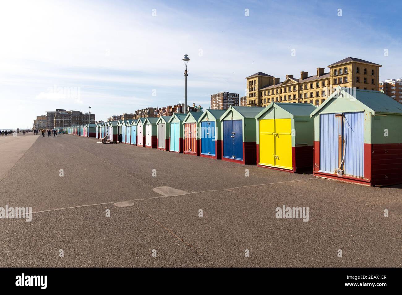 Bunte Strandhütten an der Küste von Esplanade, Brighton, Sussex, Großbritannien Stockfoto