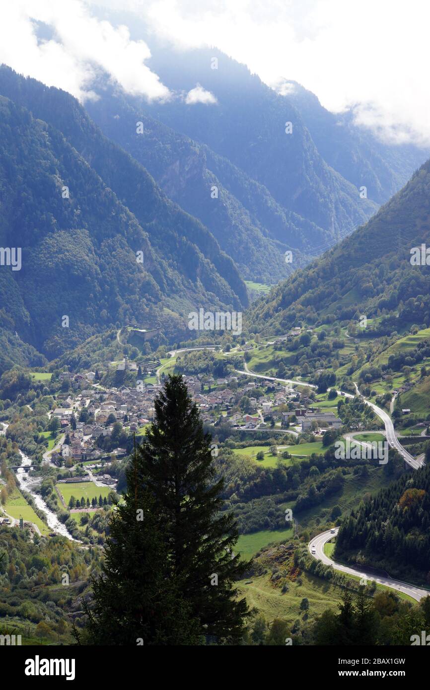 Blick vom San Bernadinopass in Mesocco, Graubünden, Schweiz Stockfoto