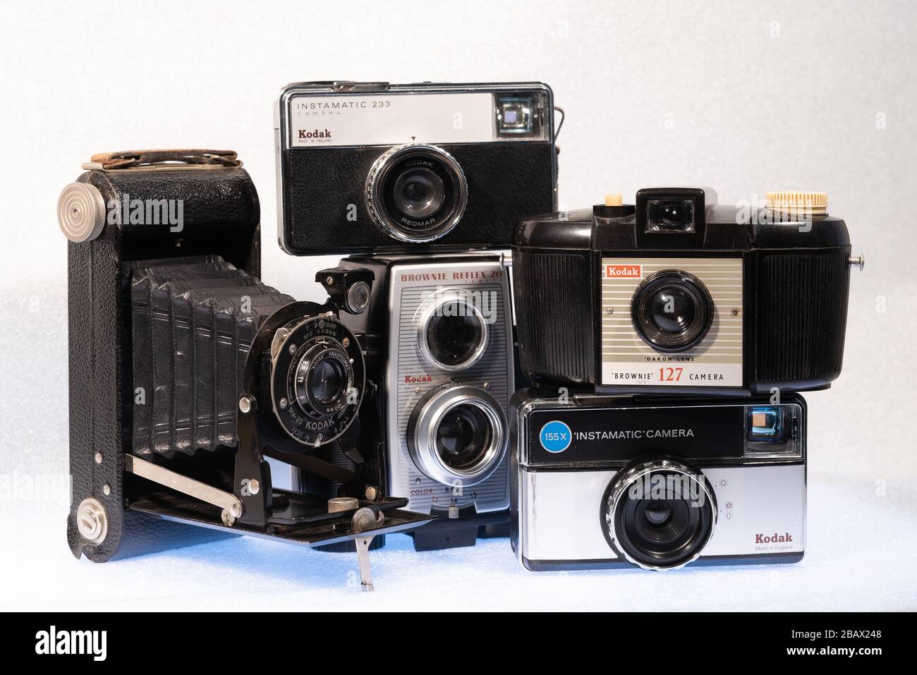 Vintage-Kameras. Sammlung alter analoger Kodak Kameras Stockfoto
