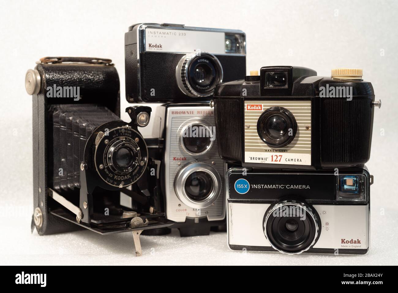 Vintage-Kameras. Sammlung alter analoger Kodak Kameras Stockfoto