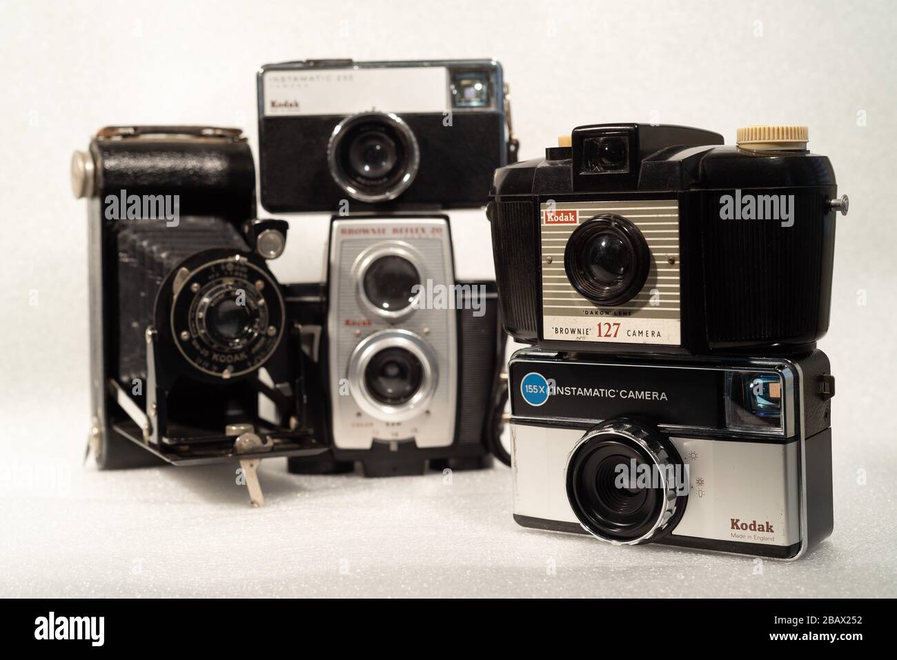 Vintage-Kameras. Sammlung alter analoger Kodak Kameras Stockfoto
