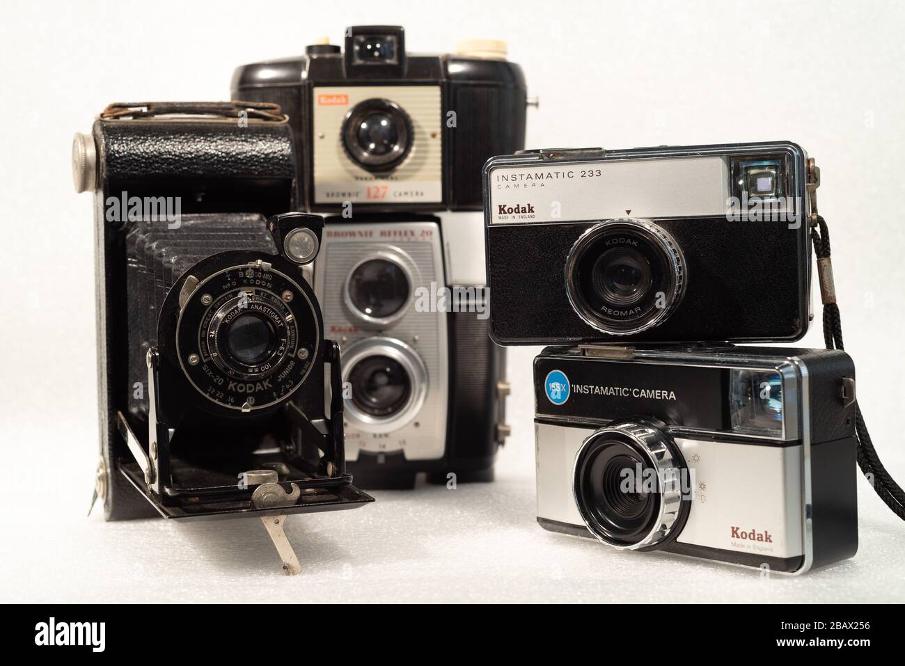 Vintage-Kameras. Sammlung alter analoger Kodak Kameras Stockfoto