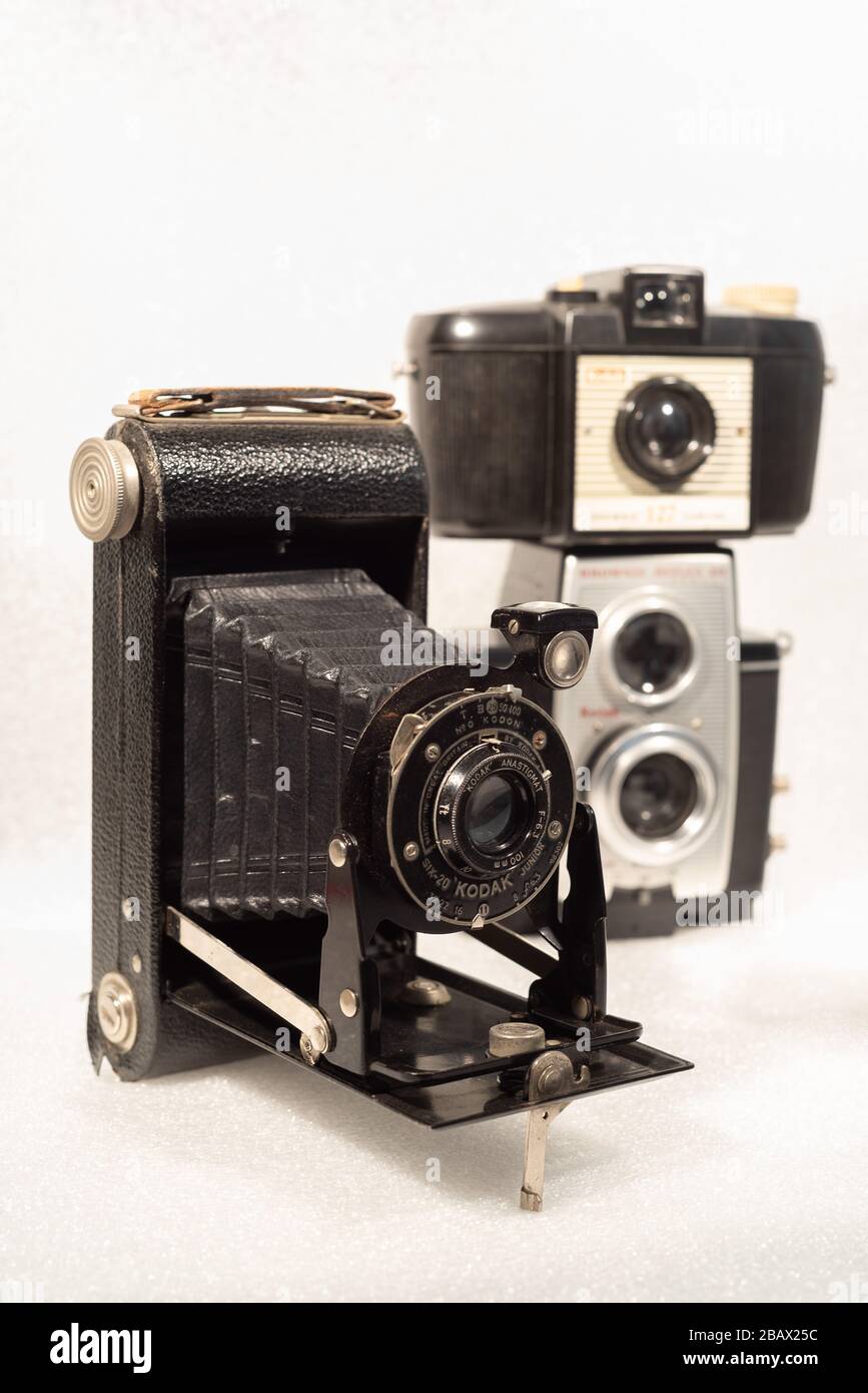 Vintage-Kameras. Sammlung alter analoger Kodak Kameras Stockfoto
