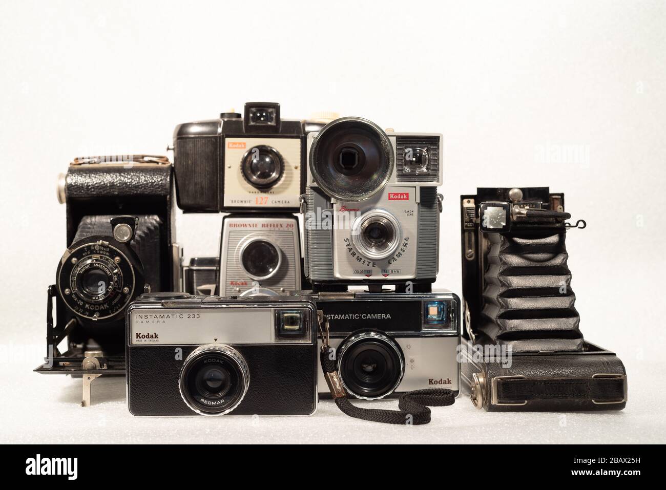 Vintage-Kameras. Sammlung alter analoger Kodak Kameras Stockfoto