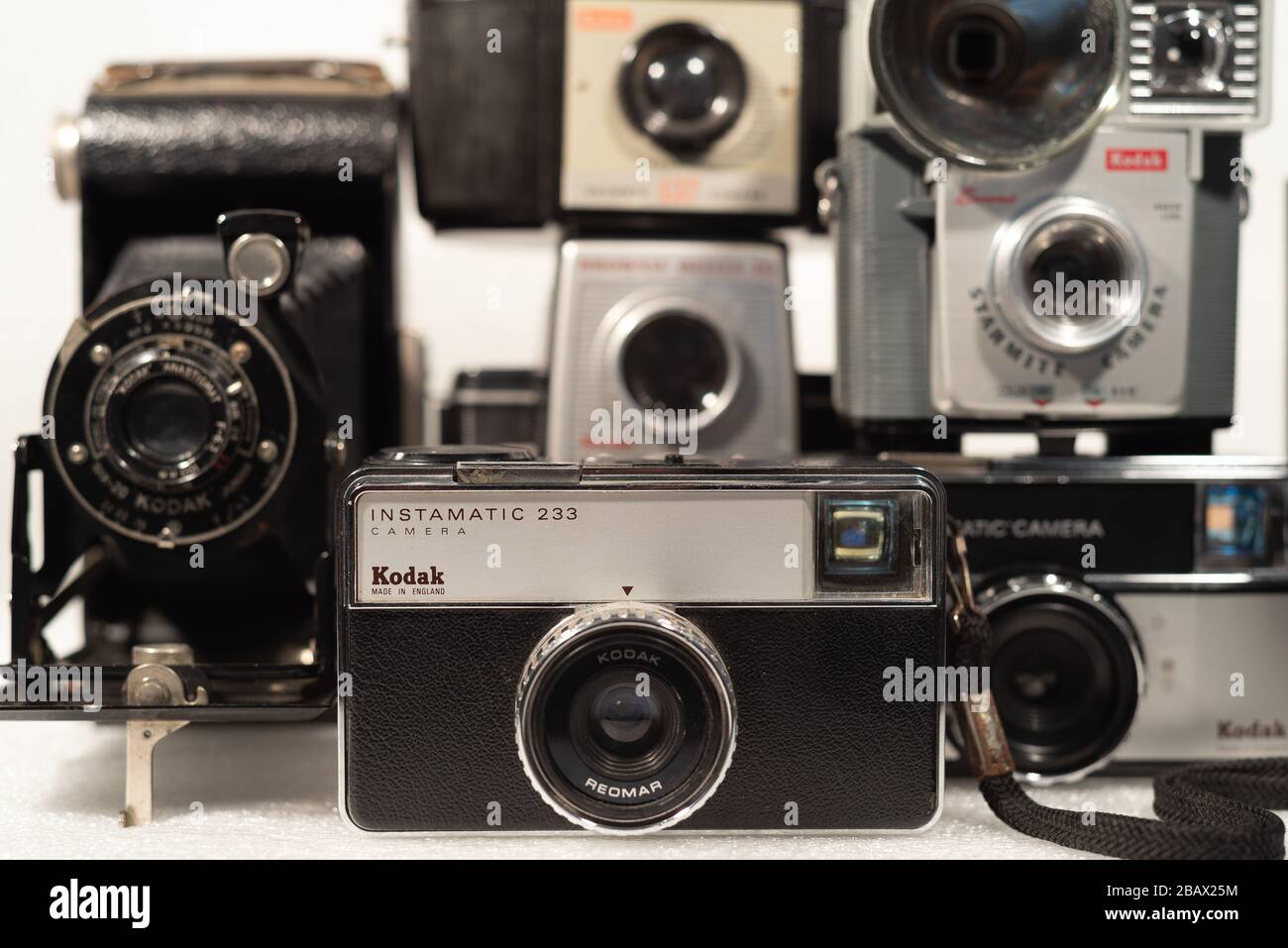 Vintage-Kameras. Sammlung alter analoger Kodak Kameras Stockfoto