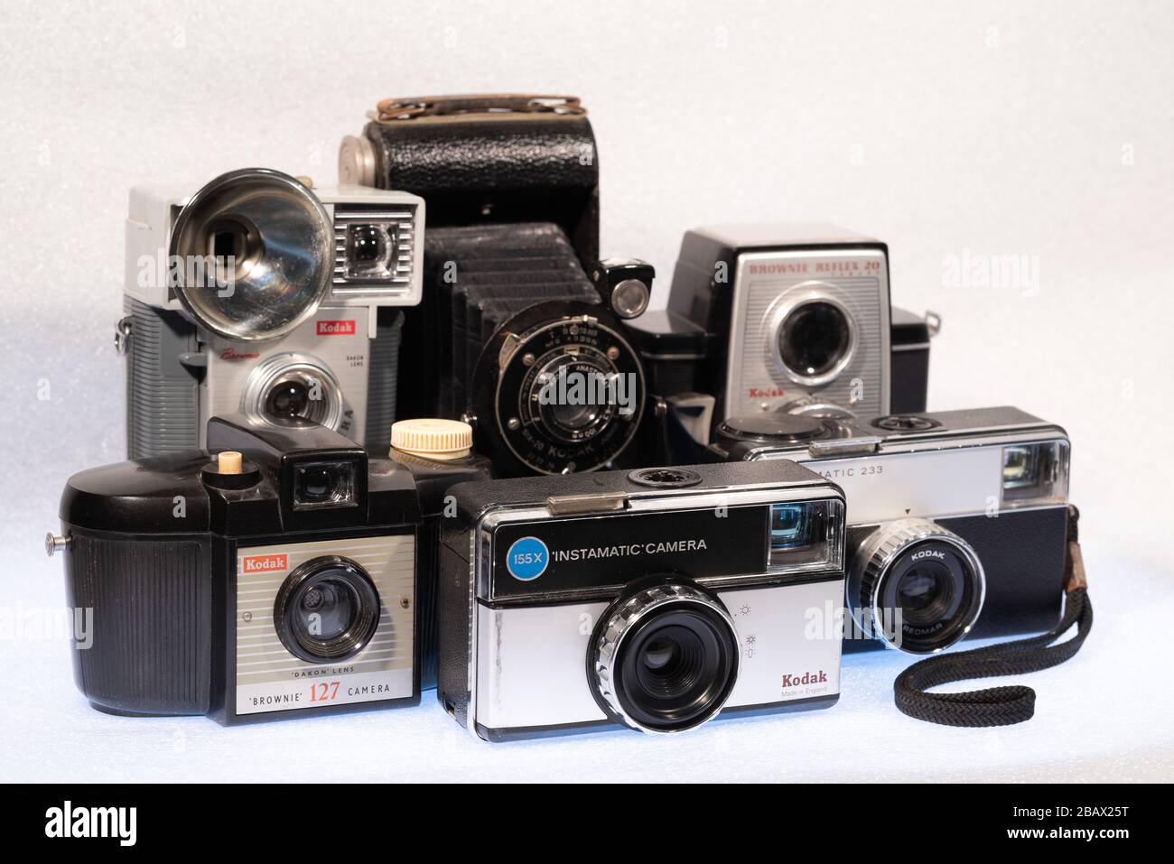 Vintage-Kameras. Sammlung alter analoger Kodak Kameras Stockfoto