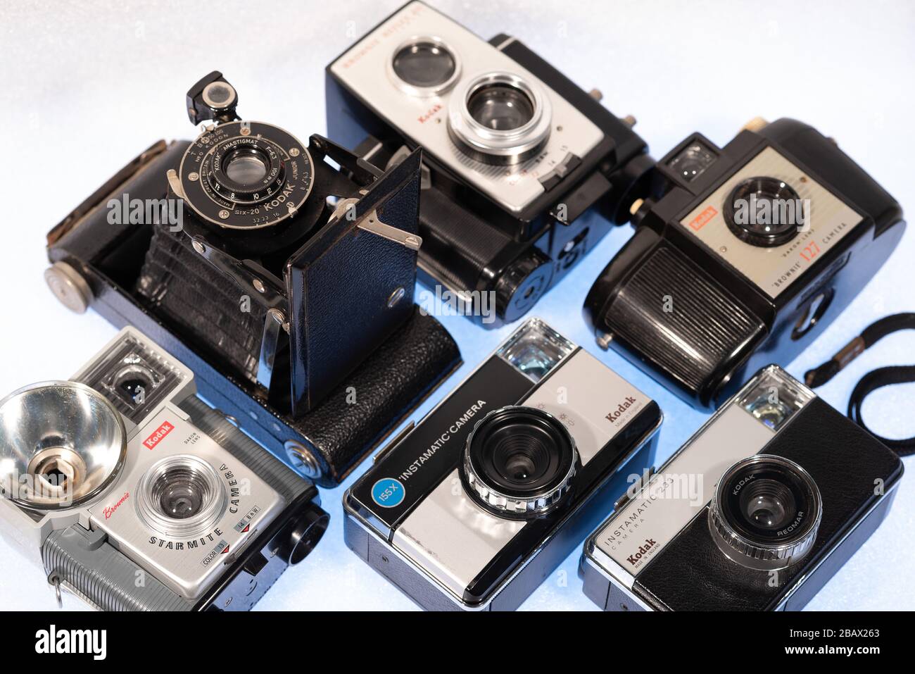 Vintage-Kameras. Sammlung alter analoger Kodak Kameras Stockfoto