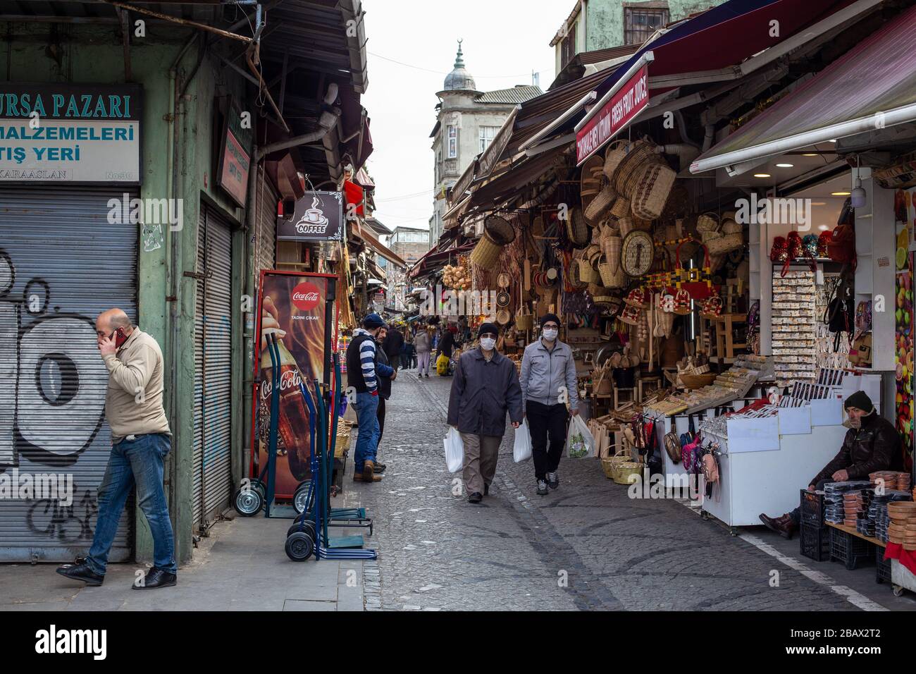 Tahtakale war trotz Warnungen überfüllt in der Nähe von Eminonu. Wegen der neuen Art von Coronavirus. Stockfoto