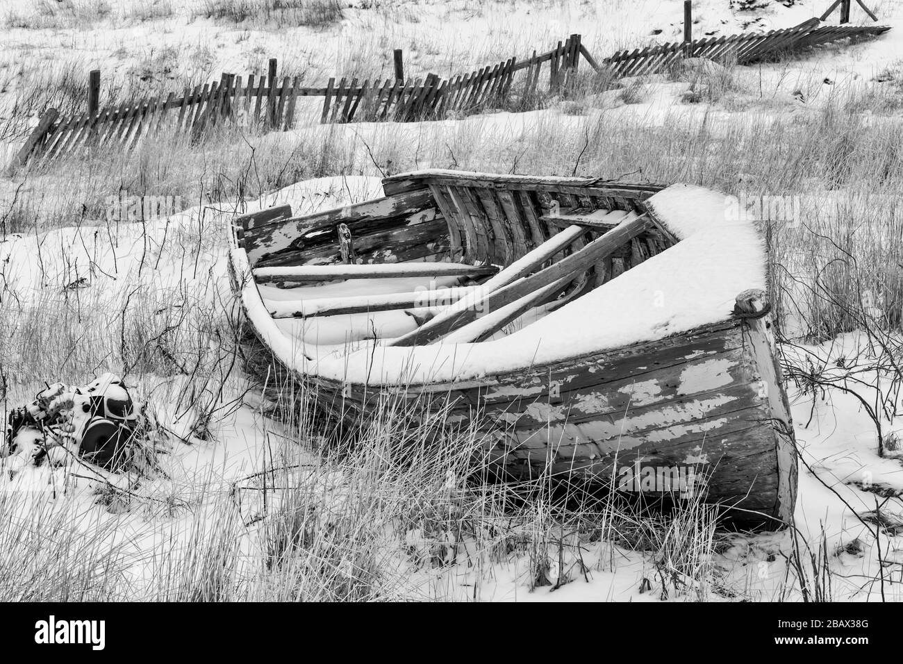 Altes Fischerboot, das jetzt den Elementen aufgegeben wurde, in der Nähe des Dorfes Joe Batt's Arm auf der Fogo Insel, Neufundland, Kanada Stockfoto