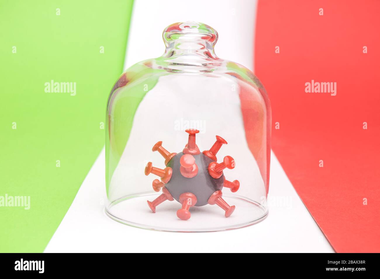Nahaufnahme des Bakterienzellmodells von Coronavirus in Quarantäne auf italienischer Flagge minimales kreatives Gesundheitskonzept. Stockfoto