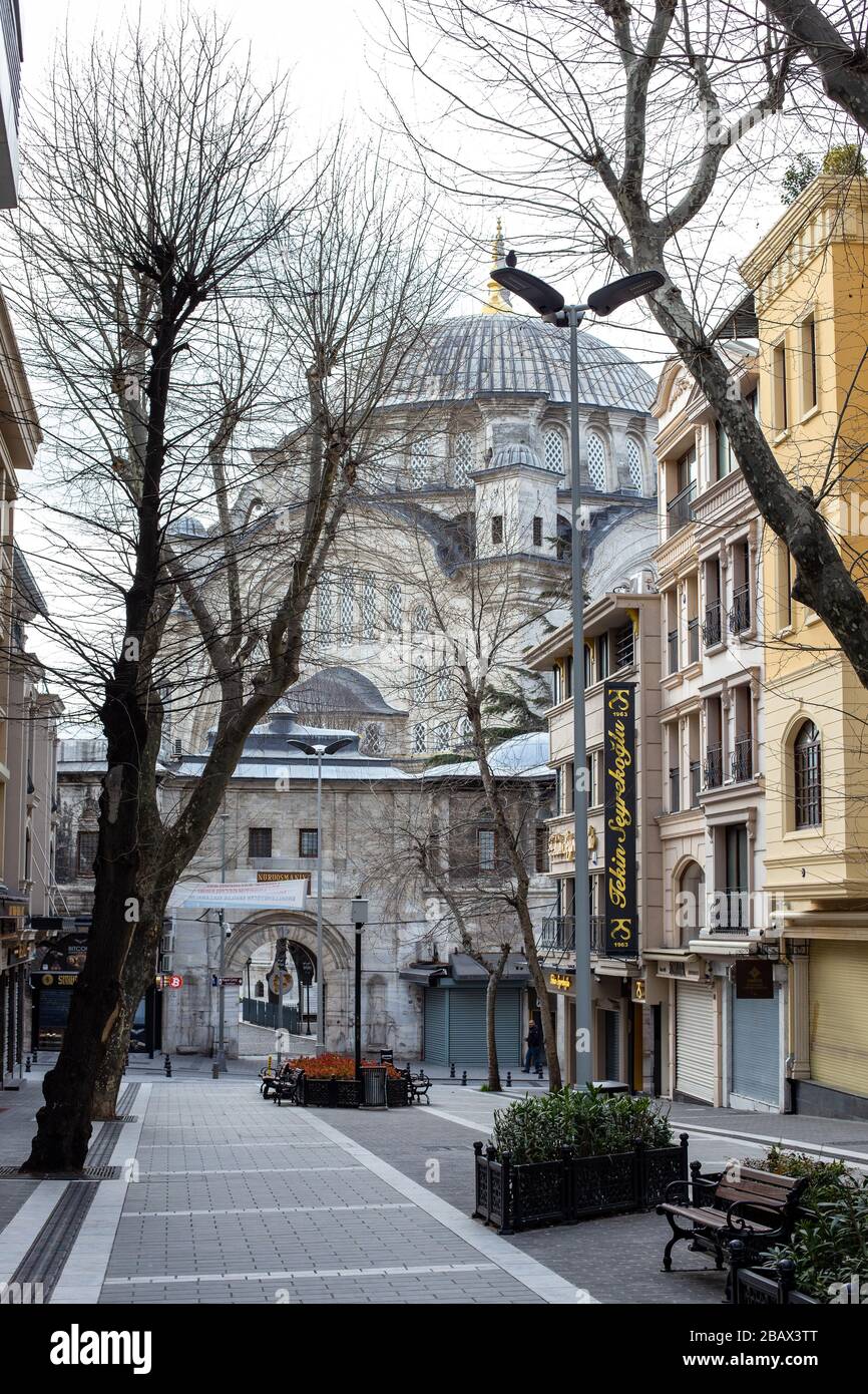 Leerer Blick vom Fußgängerboulevard Nuruosmaniye mit den elegantesten Teppichen, Schmuck und Antiquitätengeschäften der Altstadt. Stockfoto