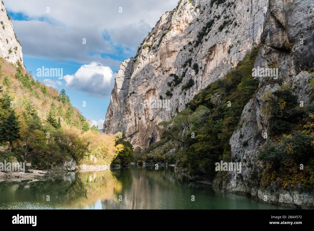 Gola del Furlo, eine schmale Schlucht gebildet durch den Fluss Candigliano in der Provinz Pesaro-Urbino entlang der alten Via Flaminia Route (Italien) Stockfoto