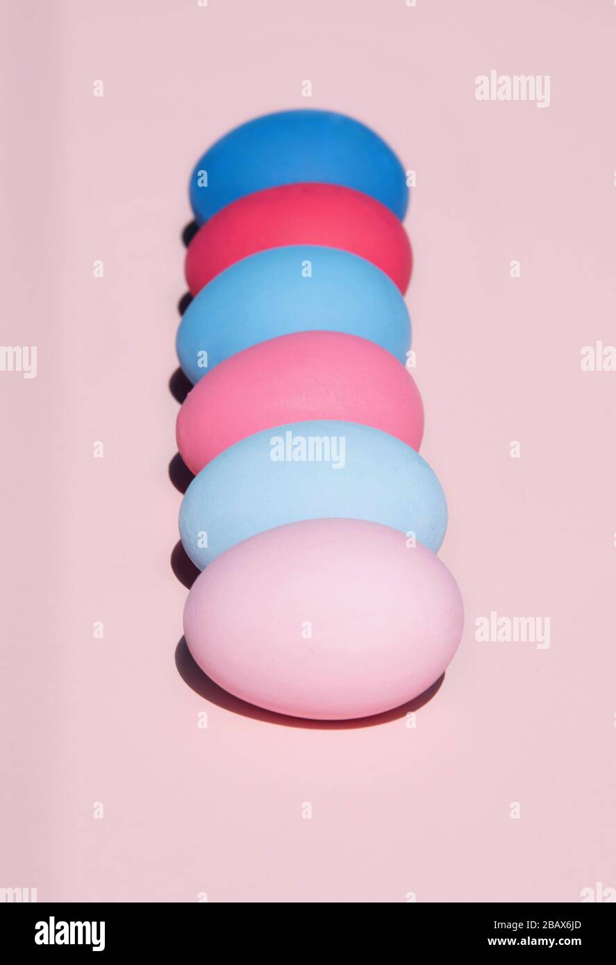 Bemalte Eier auf pastellfarbenen Hintergrund. Stockfoto