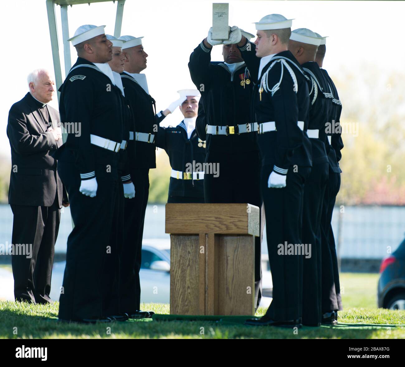 'Sailors nehmen am Graveside Service for U.S. Navy Petty Officer 3rd Class Charles Thomas Dougherty in Arlington National Cemetery Teil, 18. April 2016, in Arlington, Va. Dougherty wurde in ANC's Columbarium Court 9 inurniert. (USA Armeefoto Rachel Larue/Arlington National Cemetery/Rachel Larue); 18. April 2016, 09:10; Graveside Service for U.S. Navy Petty Officer 3rd Class Charles Thomas Dougherty in Arlington National Cemetery; Arlington National Cemetery; ' Stockfoto