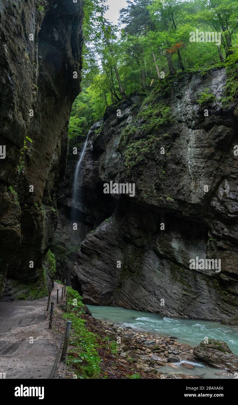 Wanderung durch die Partnachschlucht bei Garmisch-Partenkirchen, Oberbayern, Deutschland Stockfoto