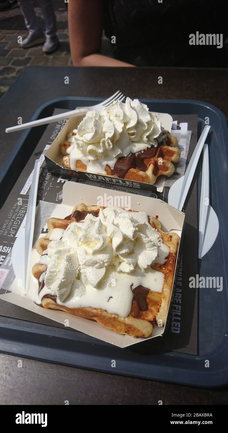 Belgische Waffeln mit Schlagsahne, Brüssel Stockfoto