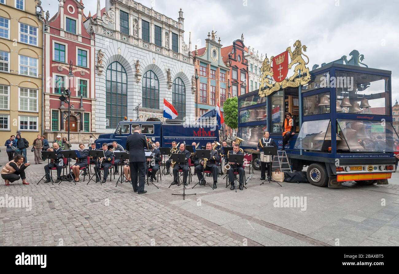 DANZIGER, POLEN - 12. MAI 2012: Ein Straßenkonzert einer Militärband im Zentrum der Stadt. Danziger. Polen Stockfoto