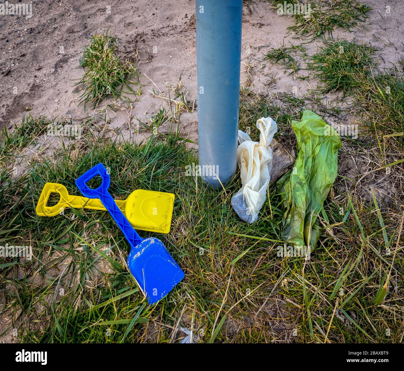 Verlassene Beach Spades und Dog Poo Taschen am North Berwick Beach, East Lothian, Schottland, Großbritannien. Stockfoto