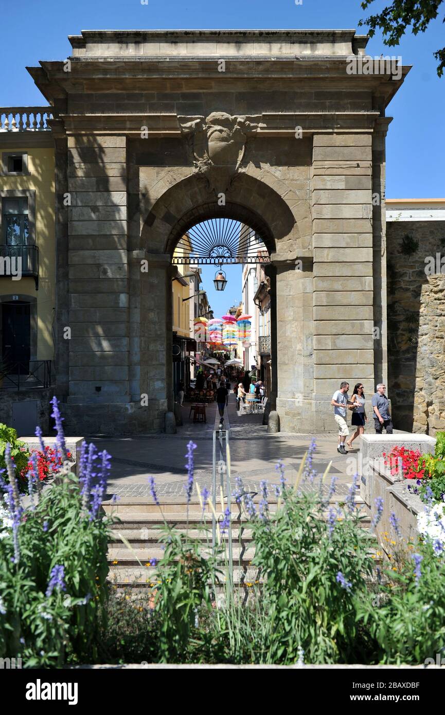 Bunte Sonnenschirme hängen über den Einkaufsstraßen von La Bastide Saint Louis, Carcassonne, Frankreich Stockfoto