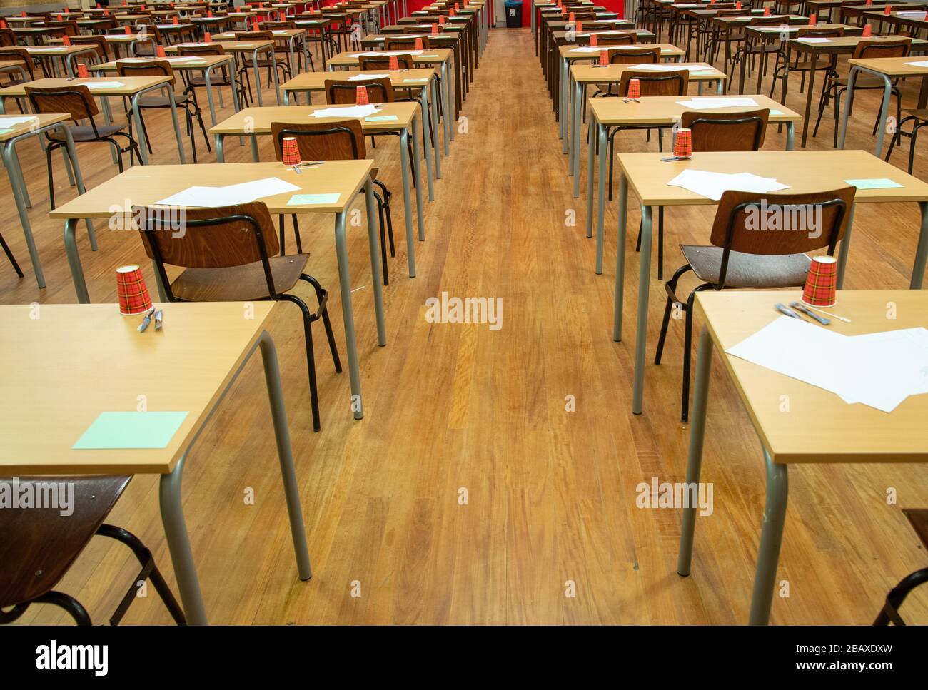 Reihe leerer Stühle und Tische im Untersuchungsraum an der Highschool in Holland Stockfoto