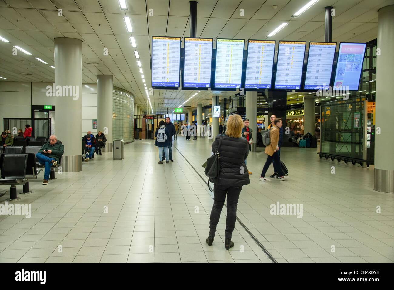 Ruhiger Flughafen Schiphol, Amsterdam, Holland beim Ausbruch der Korona Stockfoto