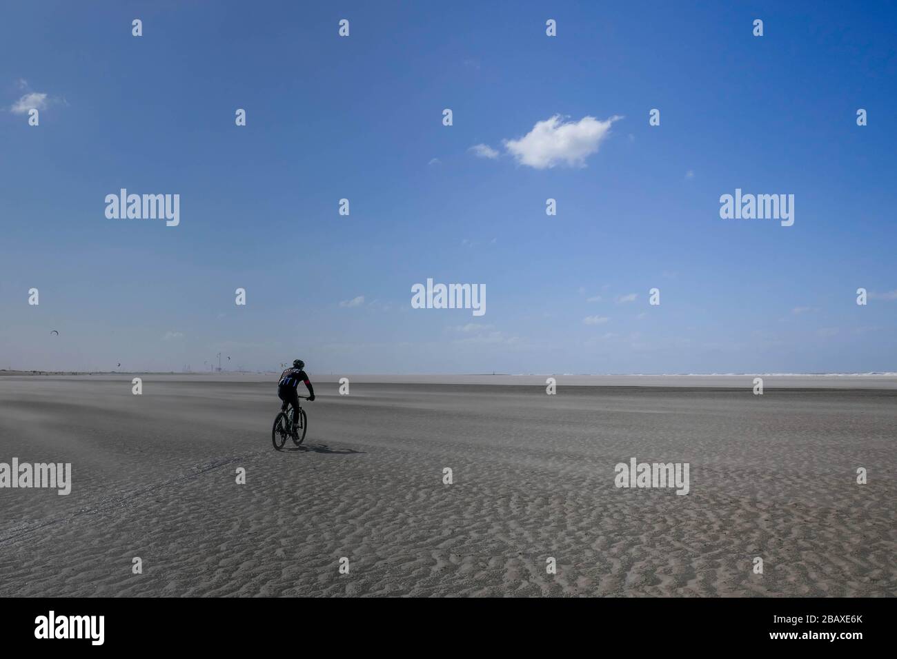 Mountainbiker am Strand in Holland Stockfoto