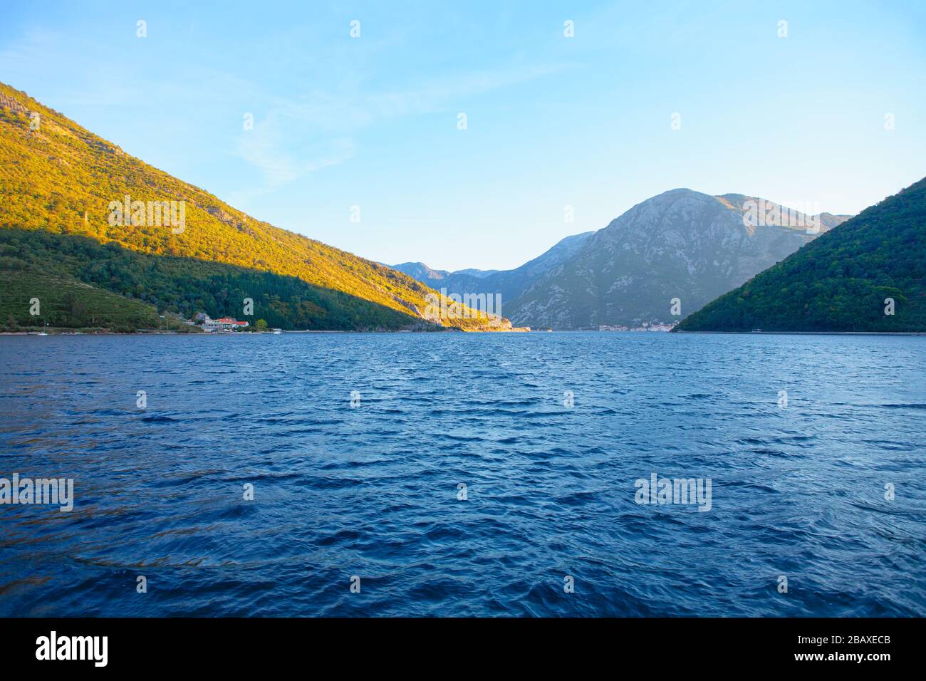 Die Landschaft der Wasserbucht mit Bergen Stockfoto