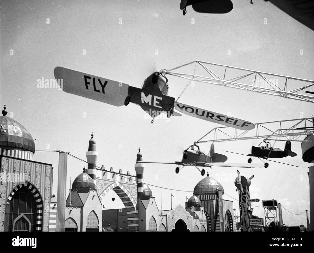 Die Fahrt mit dem Whirl-O-Plane-Vergnügungspark neben dem Oriental Village auf der Century of Progress International Exposition, auch bekannt als Chicago World's Fair, Chicago, Illinois, 1933. (Foto von Burton Holmes) Stockfoto