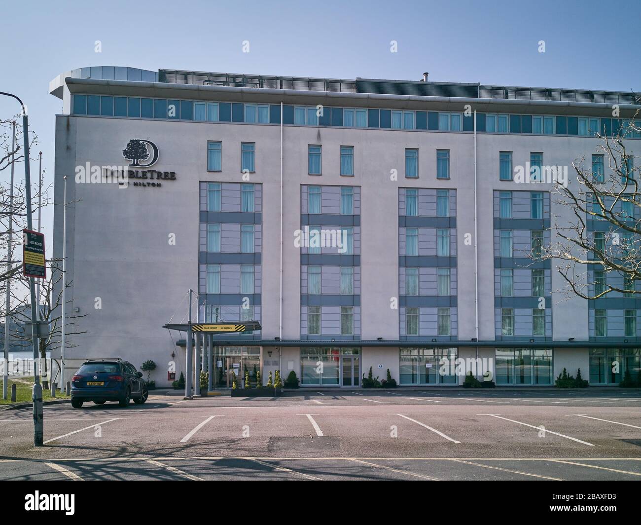 Sehr ruhiges, fast leeres Hotel in der Nähe des London Excel Center aufgrund der sozialen Distanzierung der nationalen Regierung, die Beschränkungen für nicht essentielle Unternehmen einschränkung i Stockfoto