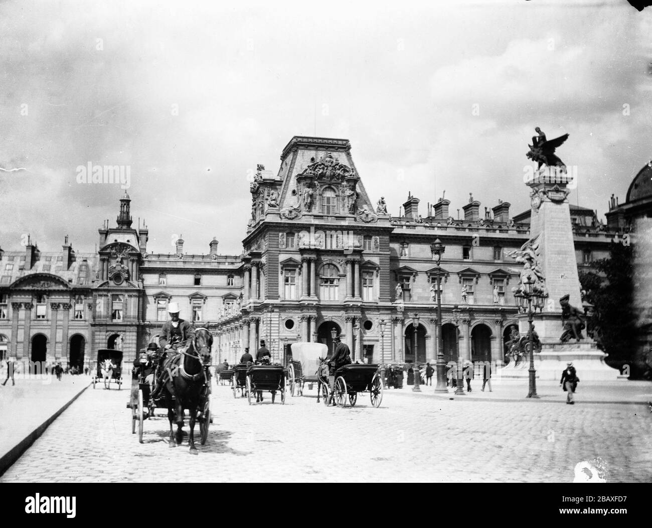 Fußgänger und Pferdekutschen auf dem Place du Carrousel in der Nähe des Louvre und Denkmal für Gambetta, Paris, Frankreich, 1895. (Foto von Burton Holmes) Stockfoto