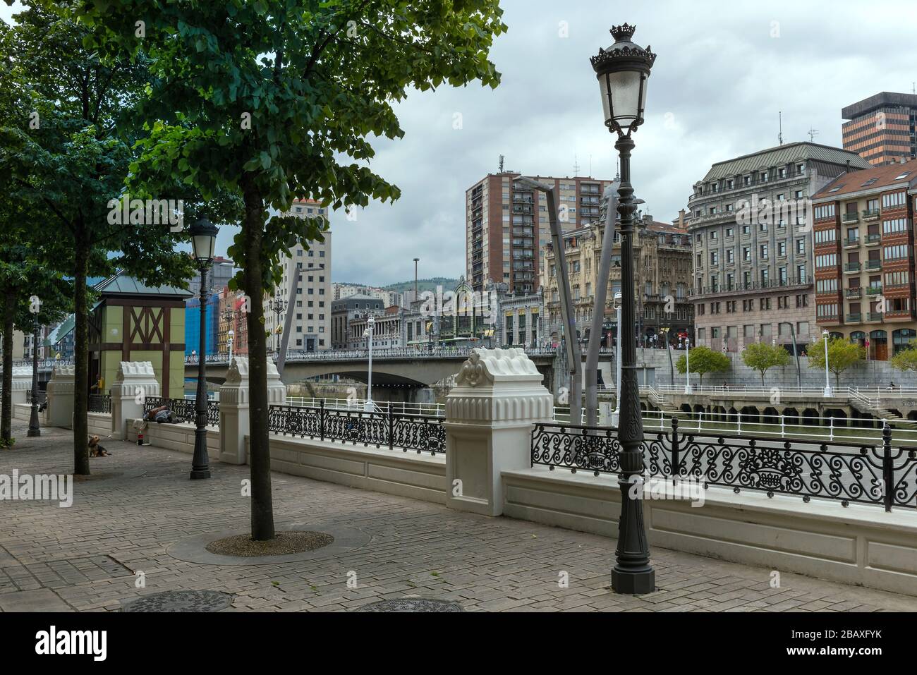 Promenade am Fluss Nervion mit der Arenalbrücke und dem Bahnhof Bilbao-Abando Stockfoto