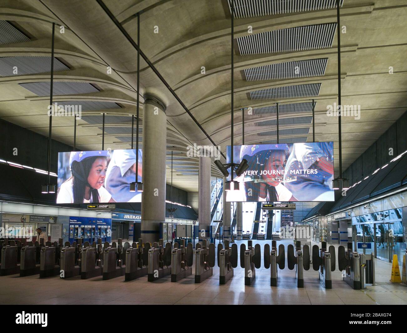 Sehr ruhige, fast leere Canary Wharf Stationshalle und Ticketschalter aufgrund der sozialen Distanzierung der nationalen Regierung bei nicht-essentiellen Reisen Stockfoto