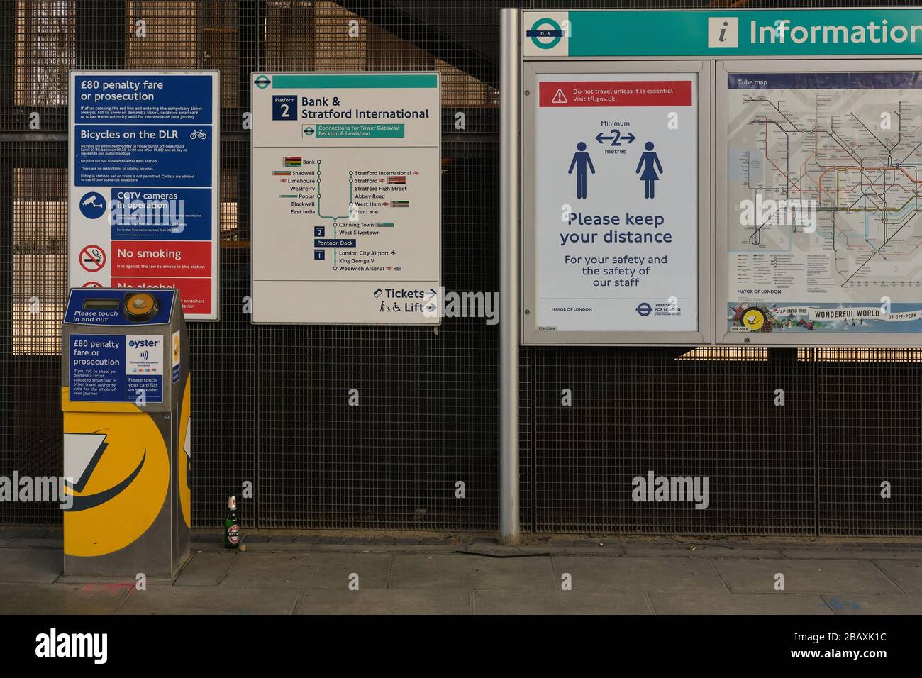 Benachrichtigung an der U-Bahn-Station in London, 2 Meter Abstand zu halten, aufgrund der sozialen Einschränkungen der COVD-19-Nationalregierung bei Nicht-Esse Stockfoto