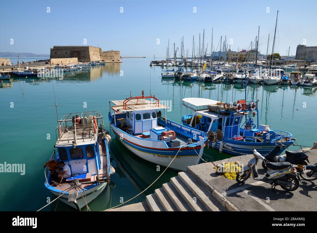 Schöner Blick auf den Hafen von Heraklion und die venetianische Festung Koules im Hintergrund, größte Stadt und Hauptstadt der Insel Kretas. Stockfoto