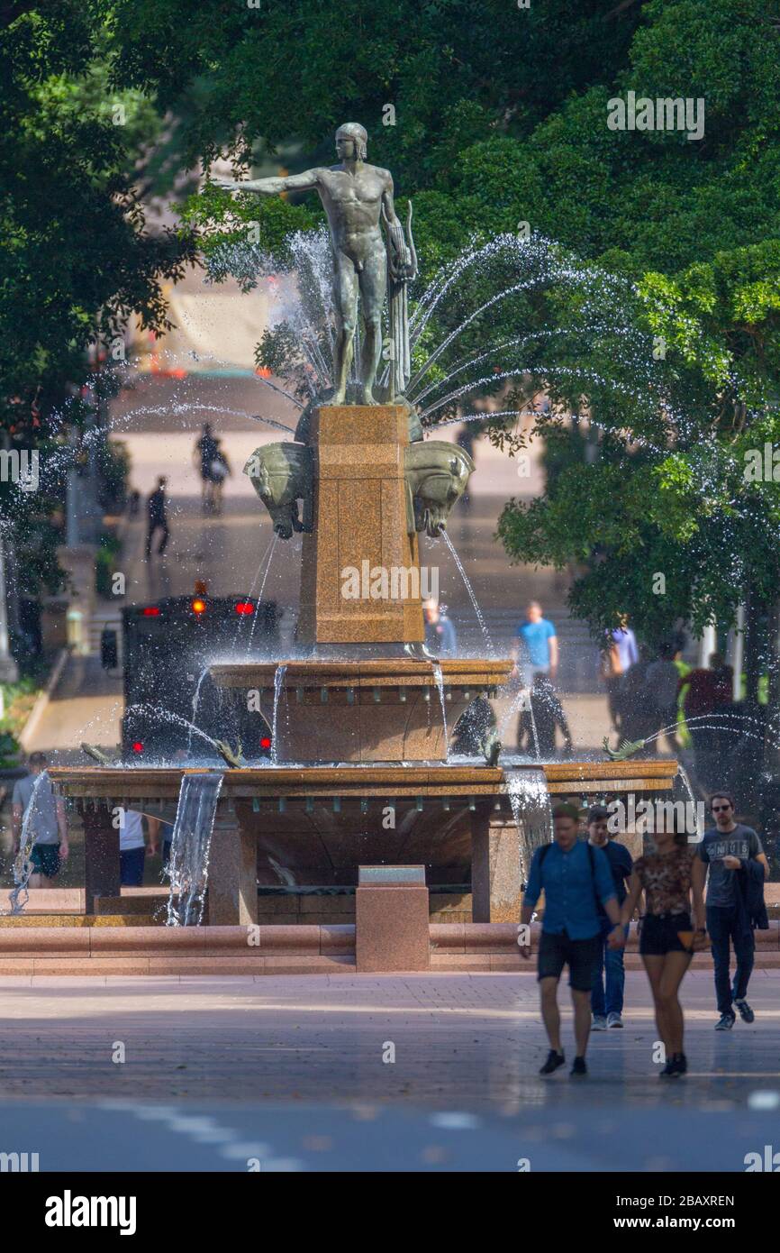 Der Archibald Fountain befindet sich im Hyde Park in Sydney, Australien. Benannt ist es nach J.F. Archibald, der Gelder vermachte, um sie bauen zu lassen. Archibald legte fest, dass es von einem französischen Künstler aufgrund seiner großen Liebe zur französischen Kultur entworfen werden muss und um der Vereinigung Australiens und Frankreichs in WW1 zu gedenken. Er wünschte, Sydney strebe nach Pariser Civic Design und Ornamentik. Als Künstler ausgewählt wurde François-Léon Sicard, der es 1926 in Paris fertigstellte, aber nie sah, wie die Skulptur in Sydney aufgestellt wurde, wo sie im März 1932 vom Oberbürgermeister von Sydney, Samuel Walder, enthüllt wurde. Stockfoto