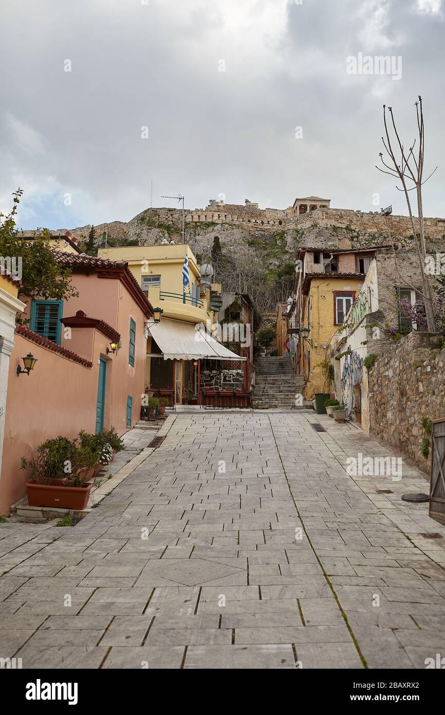 Straße in plaka mit einem geschlossenen Café, Coronavirus Stockfoto