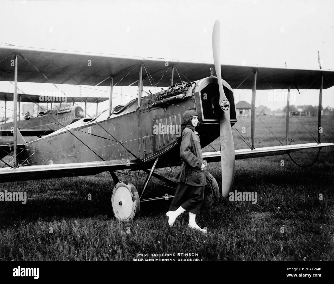 Miss Katherine Stinson und ihr Curtiss Flugzeug; Englisch: Katherine  Stinson, die neunzehnjährige Fliegerin, die sich auf ihren Flug von Buffalo  nach Washington, D.C. vorbereitet, in Verbindung mit der amerikanischen  Rotkreuz-Woche.; ca. 1917