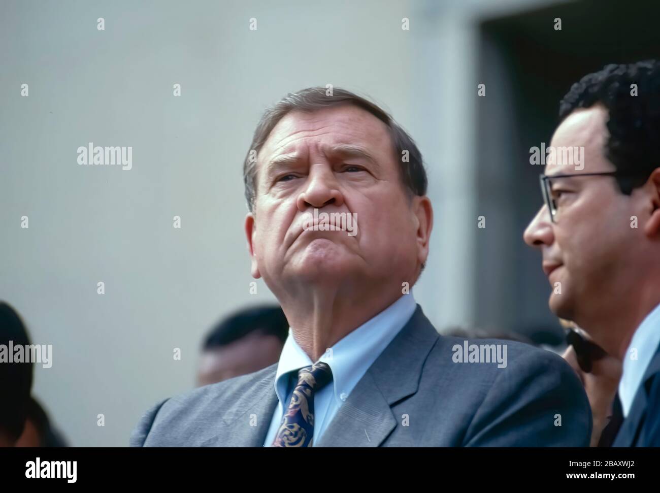 Washington, D.C. USA, 10. Juni 1994 US-Vertreter Dan Rostenkowski(L) D-IL und ehemaliger Vorsitzender des House Ways and Means Committee verklagen Reporter außerhalb des Federal Courthouse seine Unschuld. Rostenkowski ist in 17 Korruptionsfälle verwickelt, und er und sein Anwalt gelobten, energisch zu verteidigen. Stockfoto