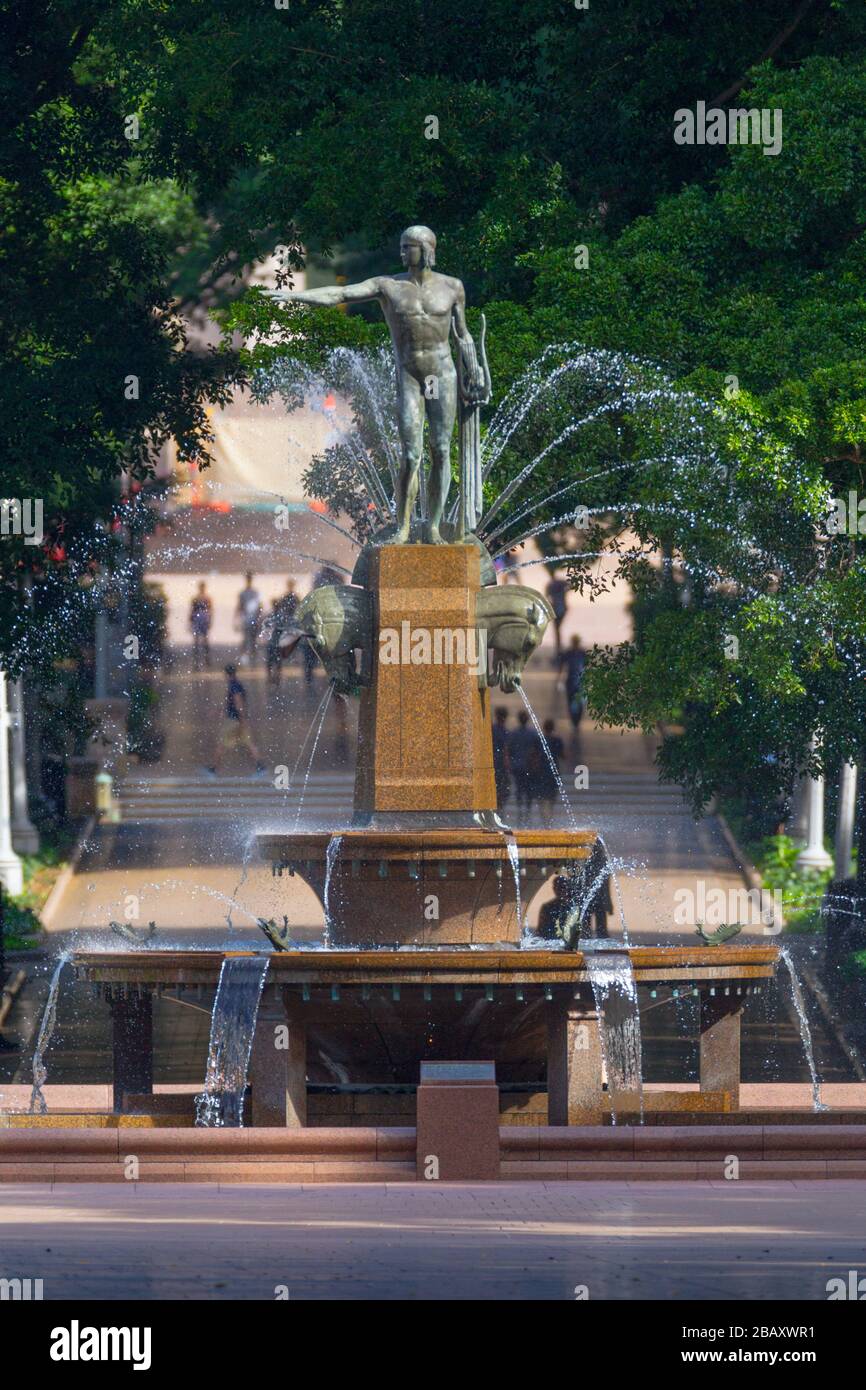 Der Archibald Fountain befindet sich im Hyde Park in Sydney, Australien. Benannt ist es nach J.F. Archibald, der Gelder vermachte, um sie bauen zu lassen. Archibald legte fest, dass es von einem französischen Künstler aufgrund seiner großen Liebe zur französischen Kultur entworfen werden muss und um der Vereinigung Australiens und Frankreichs in WW1 zu gedenken. Er wünschte, Sydney strebe nach Pariser Civic Design und Ornamentik. Als Künstler ausgewählt wurde François-Léon Sicard, der es 1926 in Paris fertigstellte, aber nie sah, wie die Skulptur in Sydney aufgestellt wurde, wo sie im März 1932 vom Oberbürgermeister von Sydney, Samuel Walder, enthüllt wurde. Stockfoto