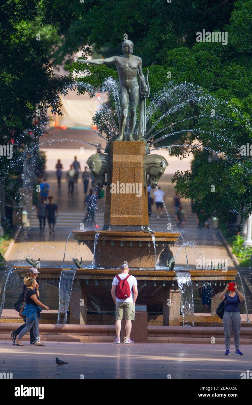 Der Archibald Fountain befindet sich im Hyde Park in Sydney, Australien. Benannt ist es nach J.F. Archibald, der Gelder vermachte, um sie bauen zu lassen. Archibald legte fest, dass es von einem französischen Künstler aufgrund seiner großen Liebe zur französischen Kultur entworfen werden muss und um der Vereinigung Australiens und Frankreichs in WW1 zu gedenken. Er wünschte, Sydney strebe nach Pariser Civic Design und Ornamentik. Als Künstler ausgewählt wurde François-Léon Sicard, der es 1926 in Paris fertigstellte, aber nie sah, wie die Skulptur in Sydney aufgestellt wurde, wo sie im März 1932 vom Oberbürgermeister von Sydney, Samuel Walder, enthüllt wurde. Stockfoto