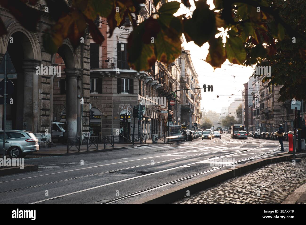 Roma, Italien, 27.11.2019: Städtische Straße der Innenstadt roms in den frühen Morgenstunden, Reisereportage Stockfoto