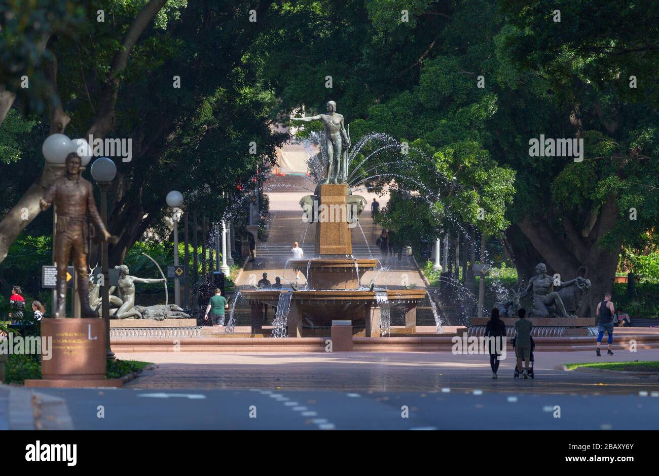 Der Archibald Fountain befindet sich im Hyde Park in Sydney, Australien. Benannt ist es nach J.F. Archibald, der Gelder vermachte, um sie bauen zu lassen. Archibald legte fest, dass es von einem französischen Künstler aufgrund seiner großen Liebe zur französischen Kultur entworfen werden muss und um der Vereinigung Australiens und Frankreichs in WW1 zu gedenken. Er wünschte, Sydney strebe nach Pariser Civic Design und Ornamentik. Als Künstler ausgewählt wurde François-Léon Sicard, der es 1926 in Paris fertigstellte, aber nie sah, wie die Skulptur in Sydney aufgestellt wurde, wo sie im März 1932 vom Oberbürgermeister von Sydney, Samuel Walder, enthüllt wurde. Stockfoto